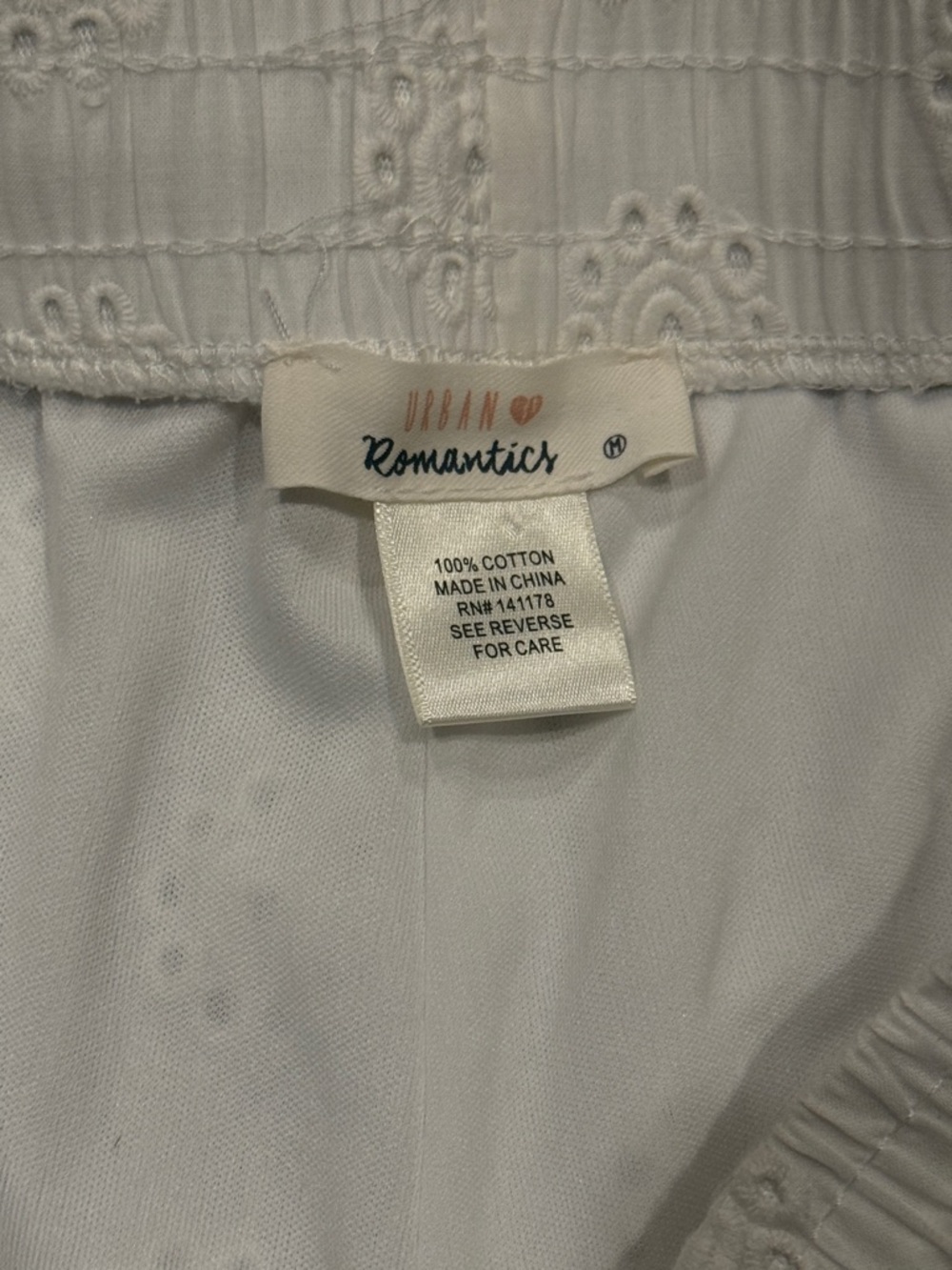 Never Worn! Medium URBAN Romantics White Eyelet Ruffle Shorts Lightweight - Picture 4 of 6